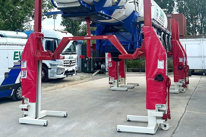Mobile columns lifting trailer with special adaptor