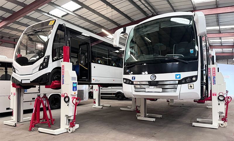 Mobile column lift for coaches and buses